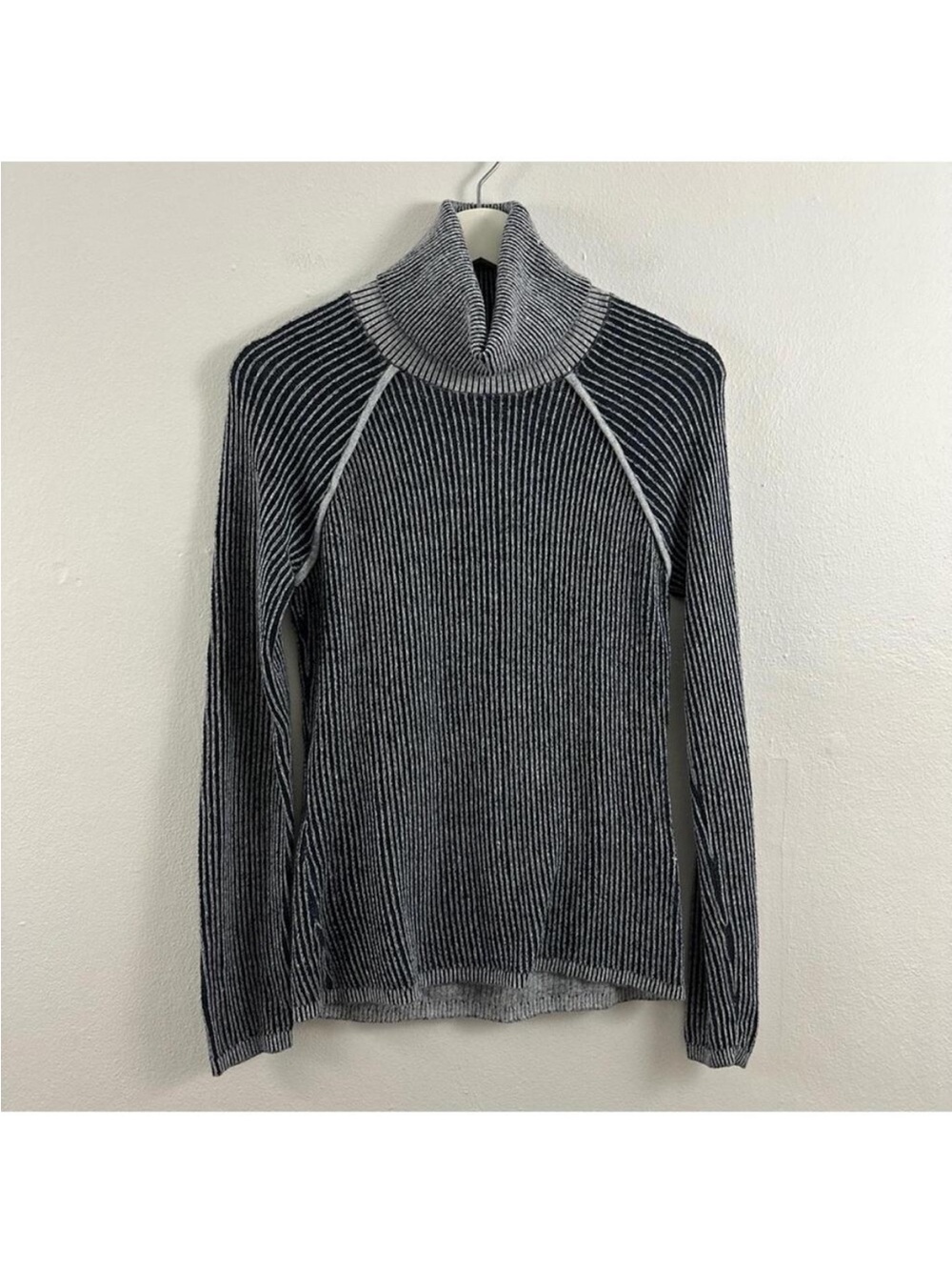 Abercrombie & Fitch Women’s Striped Blue Long Sleeve Keyhole Back Sweater Size S